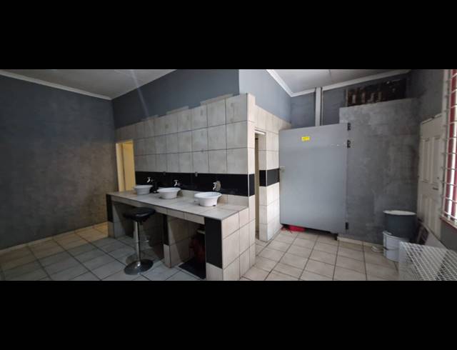 400M² BUILDING TO LET IN CITY & SUBURBAN